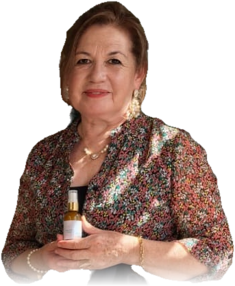 La fundadora de Menta Rosa sosteniendo uno de sus productos